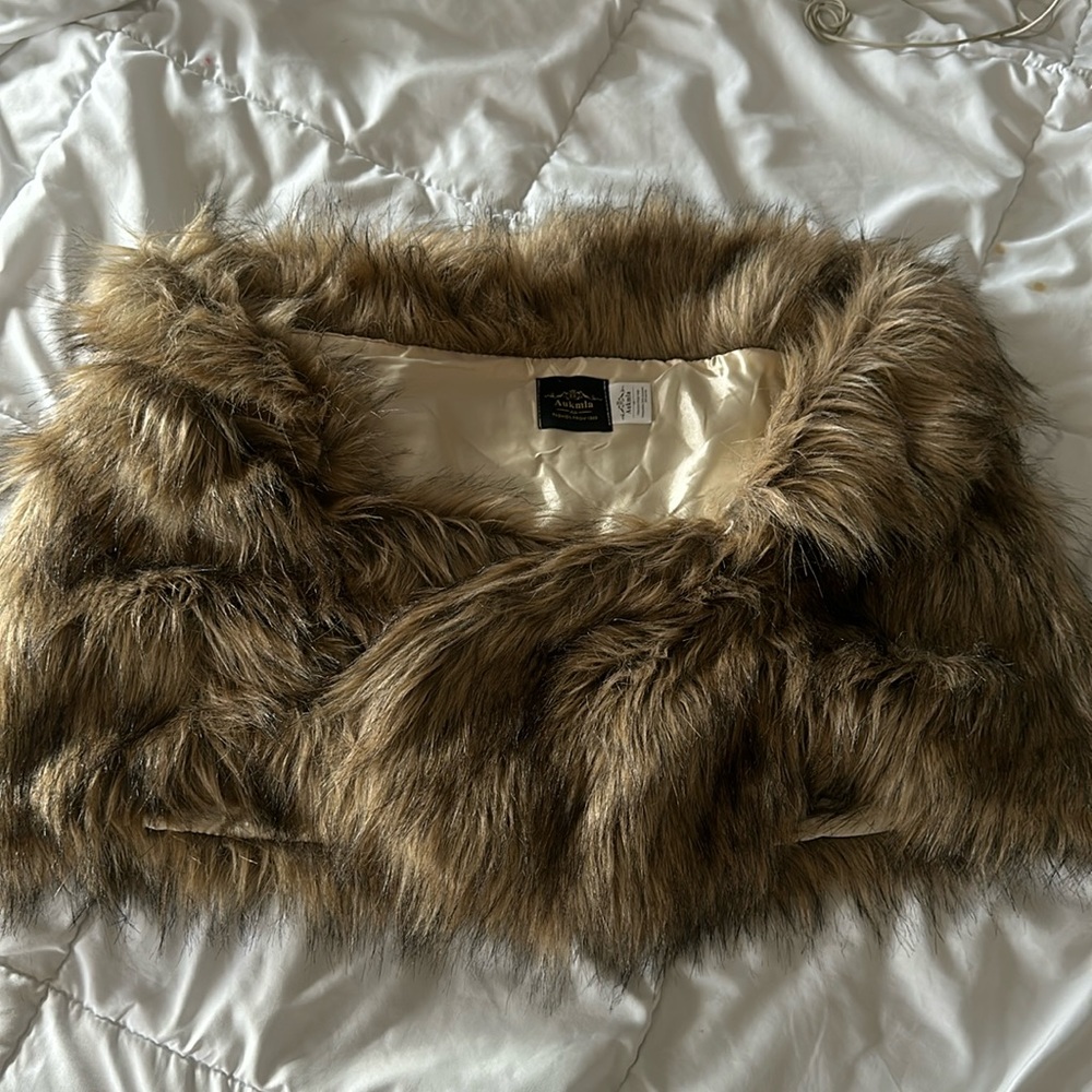 Aukmla fake fur shoulder wrap